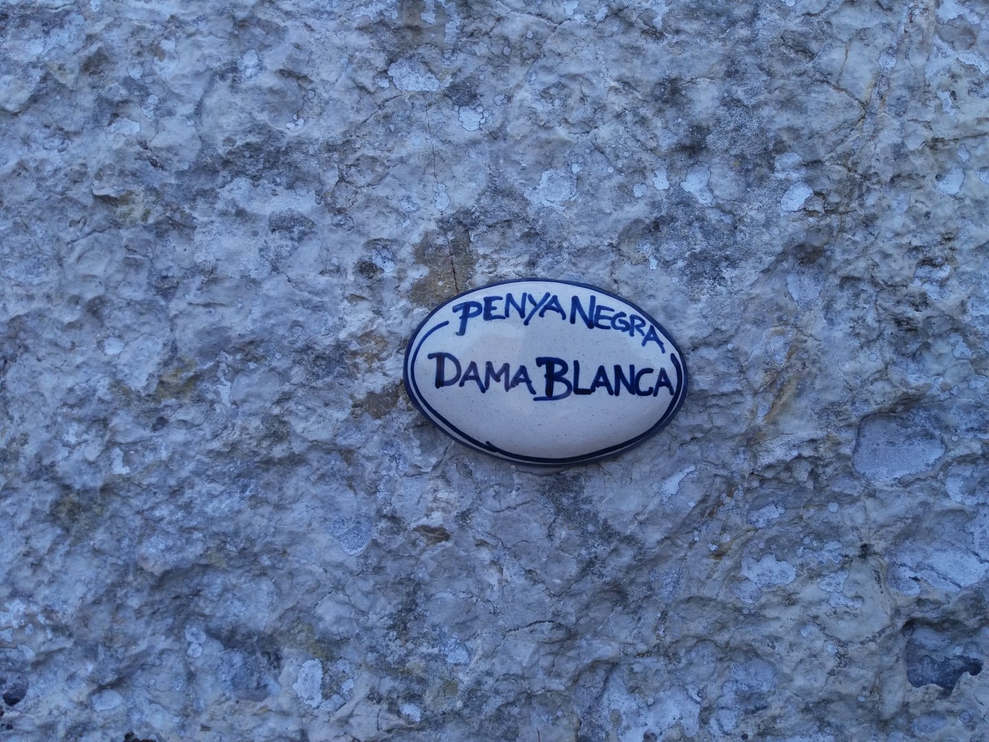 Piedra con el nombre de la vía 