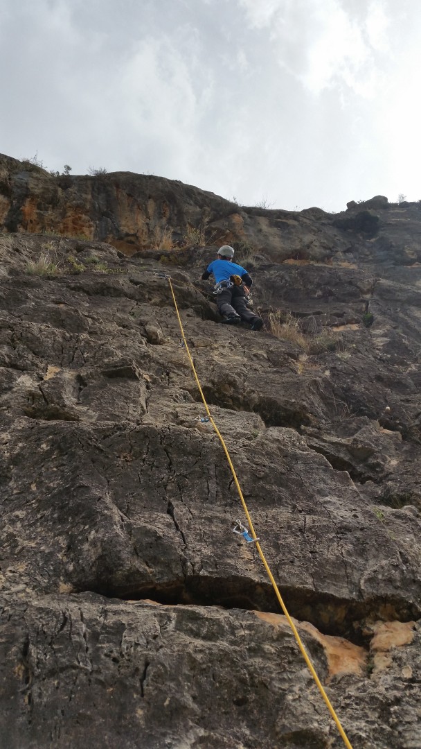 ESCALANDO EN PEÑAS ALTAS 