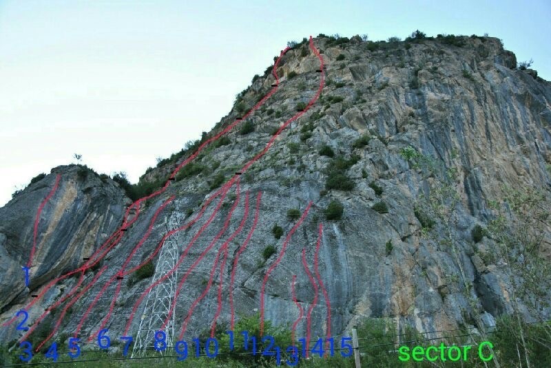 sector C  - 1- Valle de Tena 8b+
2- Sendero Limite 7b/A0 (6a obl)
3- Leo L1 V L2 V+
4- Esmeralda V
5- Los chicos estan de vuelta 6a
6- Frio, frio, sudor 6a
7- Capricornio L1 IV L2 V L3 V+ L4 6a (semiequip)
8- Mano negra 6a
9- Sagitario V+
10- Obsesión consumada L1 6a L2 V+
11- Que pasa por bilbo 6b
12- Cris 6c+
13- Virolo 7c
14- Colilleras 7c+
15- Pa tajo tejo 7b
 