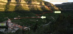 Acceso sector Cueva de la Mora  - Entrando al pueblo encontraréis un cruce triple, subir hacia la izquierda (dirección cuartel Guardia Civil). Sin dejar de subir por esa calle pasaréis por delante del cuartel y de la farmacia. Seguir por esa carretera entre huertas unos 500m hasta llegar a un cruce múltiple donde se ensancha la carretera. Ahí podéis arrimar el coche y coger los trastos para empezar a subir por la pista de la izquierda. Un poco más alante subiréis un empinada cuesta de cemento. Después el camino se convierte en senda. Unos 200 metros más y encontraréis un desvío que sube hacia la izquierda (está señalizado en verde y blanco, pintado en una roca). Cuando terminéis de subir el segundo cinto os salís del camino por la derecha y ya estáis a pie de vía. 