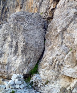 Inicio de la vía Fehrmann  - Hito de piedra que marca el comienzo de la vía. 