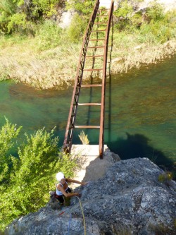 Vía frente al puente