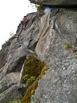 Julio escalando