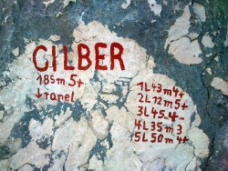 Marca de inicio de la vía Cilber  - Incluye longitud y grado de los largos con pintura roja 