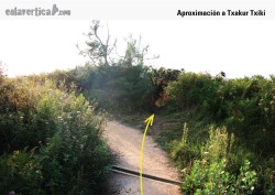 Aproximación a Txakur Txiki  - Tras pasar la canaleta nos desviaremos a mano derecha por un senderillo que desciende hasta el sector. 