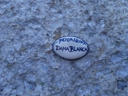 Piedra con el nombre de la vía