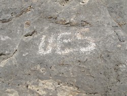 UES: Nombre de la vía picado al inicio de la vía 