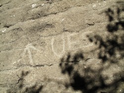UES: flecha y nombre al inicio de la segunda parte  - Nombre y flecha picdos al inicio de la segunda parte de la vía. 