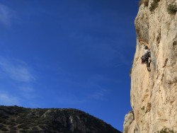 Pedro atacando la travesía del primer largo