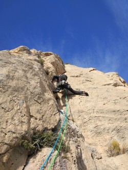 Edu Bayarri encadenando el diedro del cuarto largo.