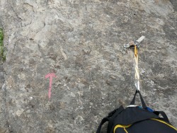 Flecha y placa con el nombre de la vía