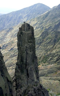 Escaladores en la cima del Torreón de los Galayos